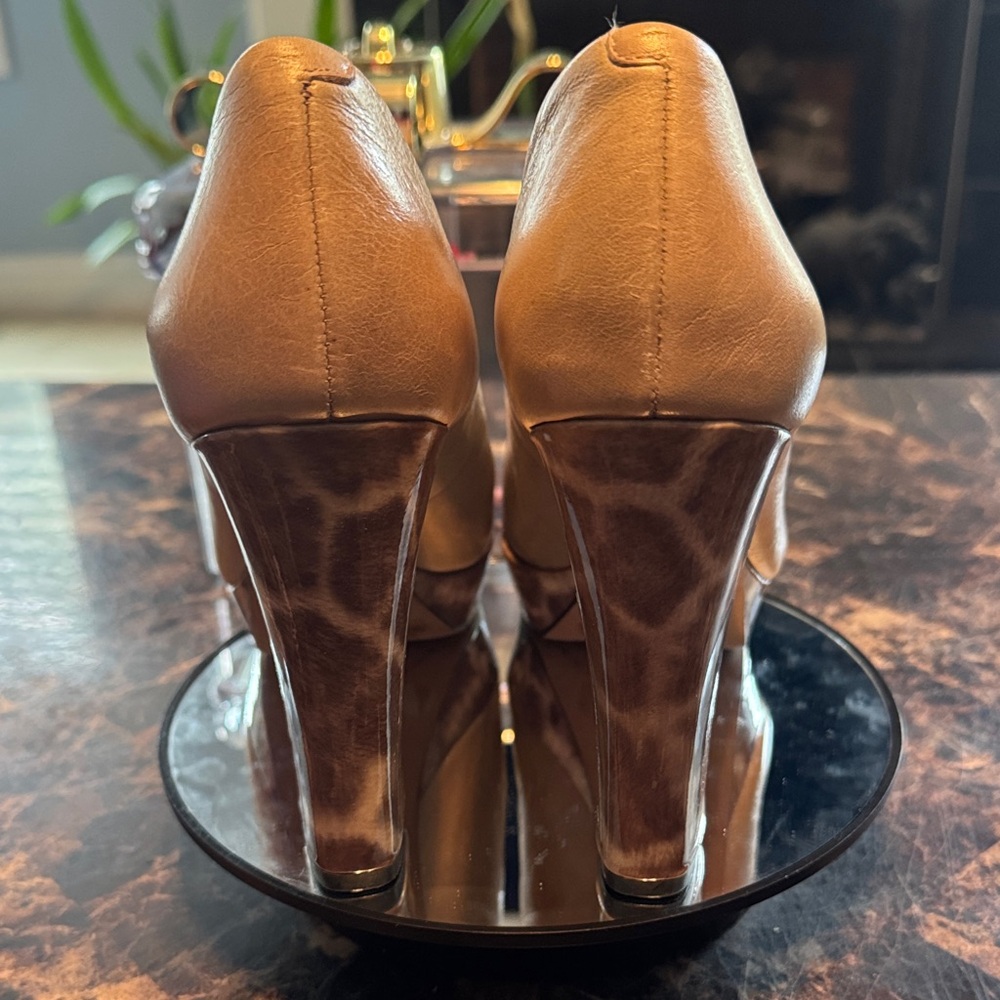 “SOLD” Vince Camuto Polona Leather Peep-Toe Giraffe Print Heels - Size 7.5B - Picture 6 of 9